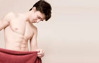 Ein Teenager kann mit dem mangelnden Peniswachstum unzufrieden sein